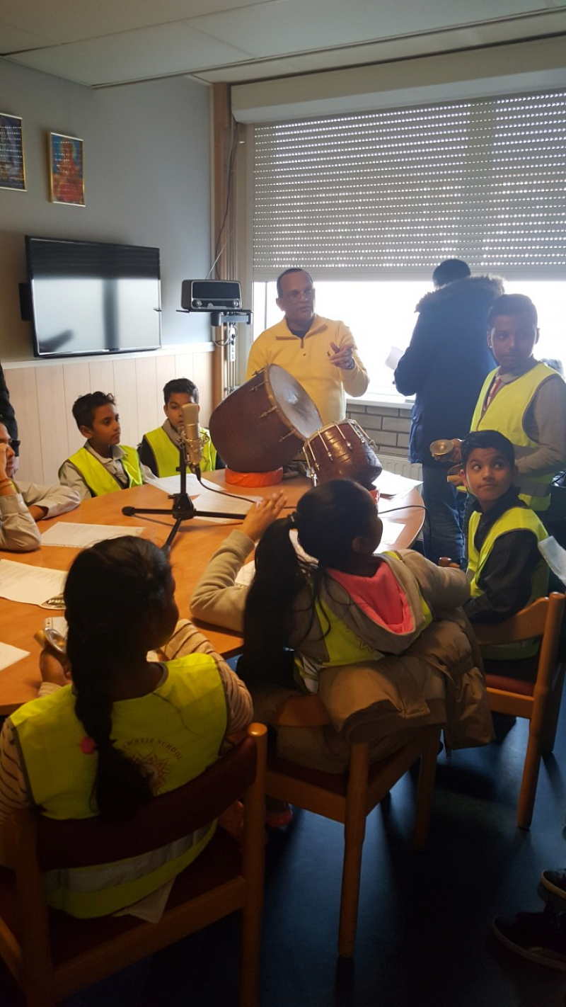 Chautaal-groep Shri Saraswatie School live op Radio Amor